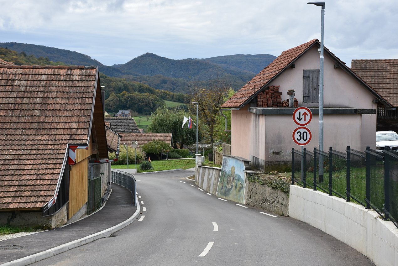 Pločnik in razširitev ožine.JPG