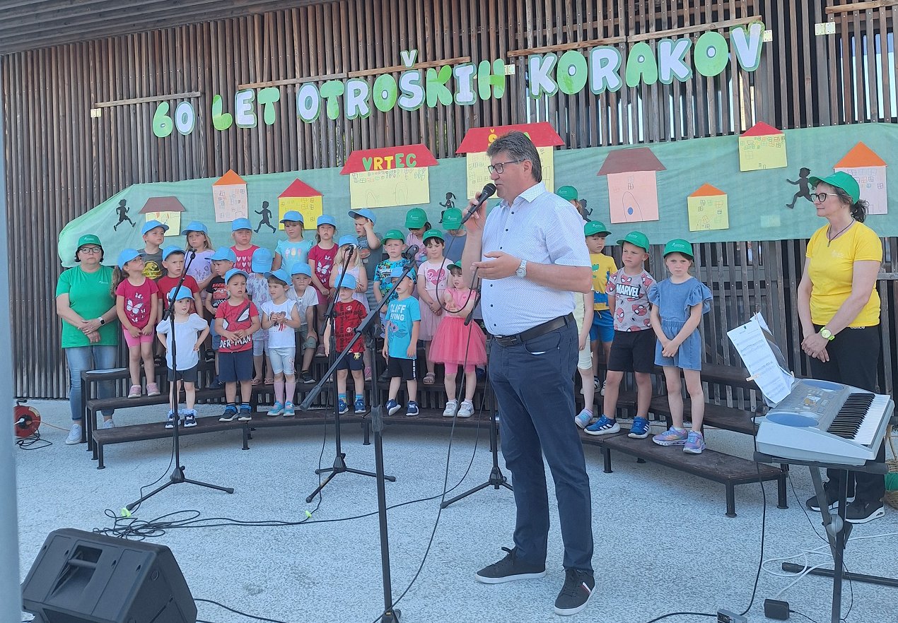Pevski_zbor__ek_otrok_iz_vrtca_Pikapolonica_in___upan.jpg