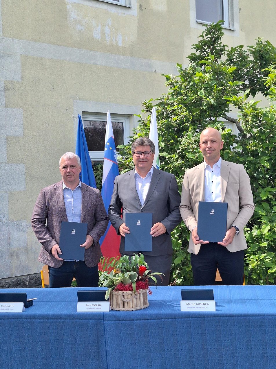 Podpisniki_pogodbe_od_leve_proti_desni_direktor_GES_doo_Jo__e_Hartl____upan_Ivan_Molan_in_predsednik_uprave_CGP_dd_Martin_Gosenca.jpg
