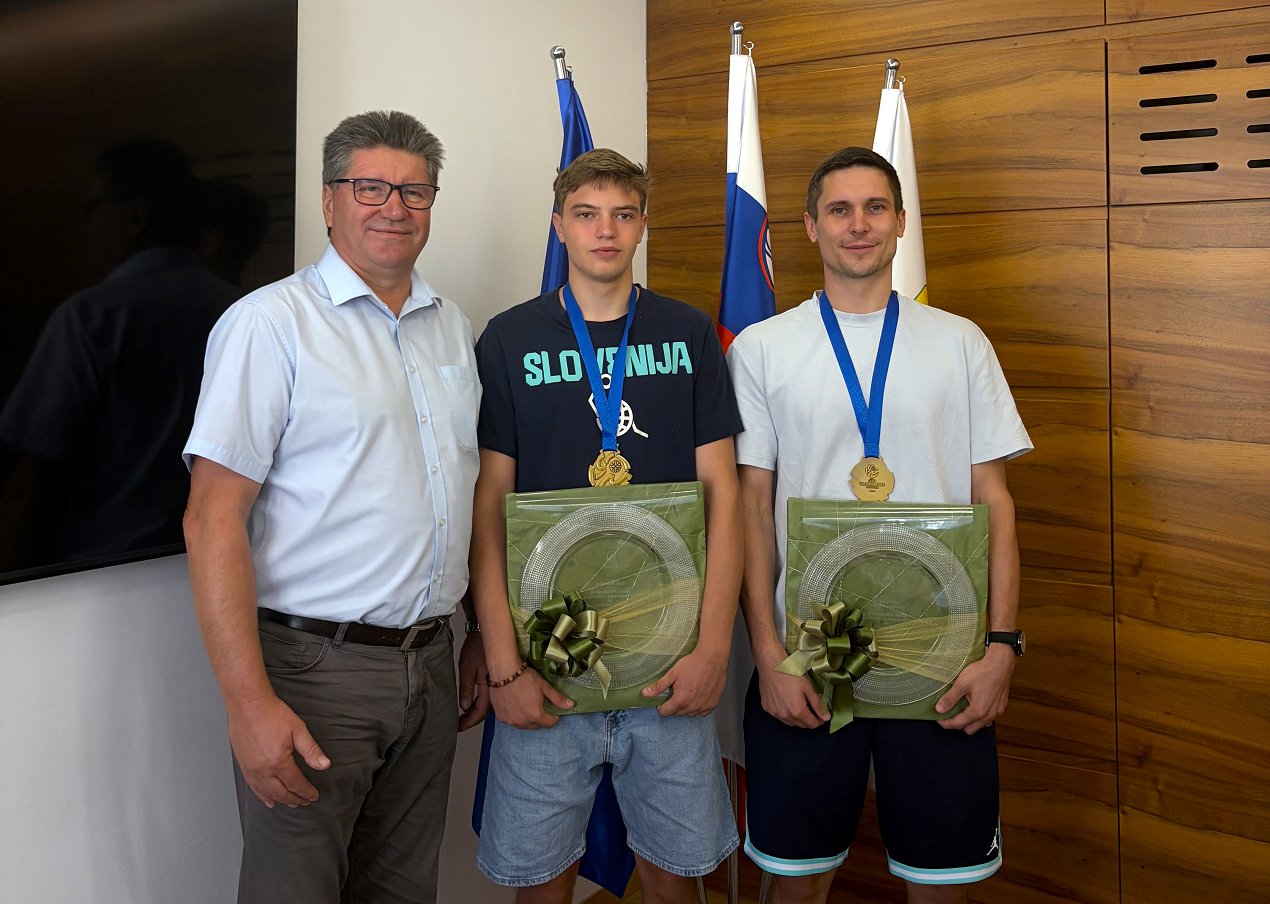 __upan_Ivan_Molan__Jazon_Kro__elj_in_Domen_Zevnik_02.jpeg