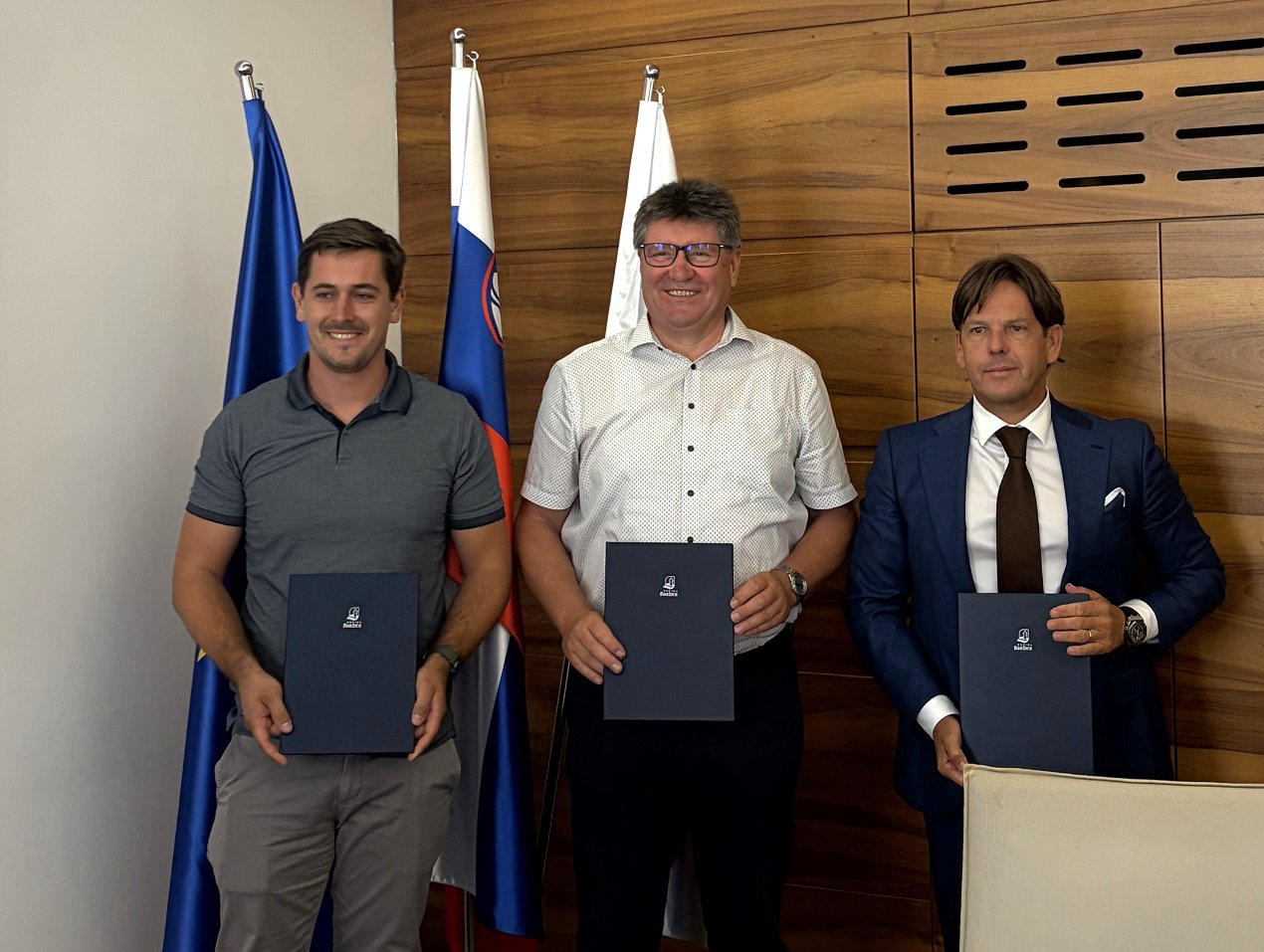 __upan_Ivan_Molan_s_predstavnikoma_izvajalcev_na_levi_Aleksander_Kuhar_Pionir_gradnje_d.o.o._in_na_desni_mag_Sergej_Murgelj_Kostak_d.d.jpg