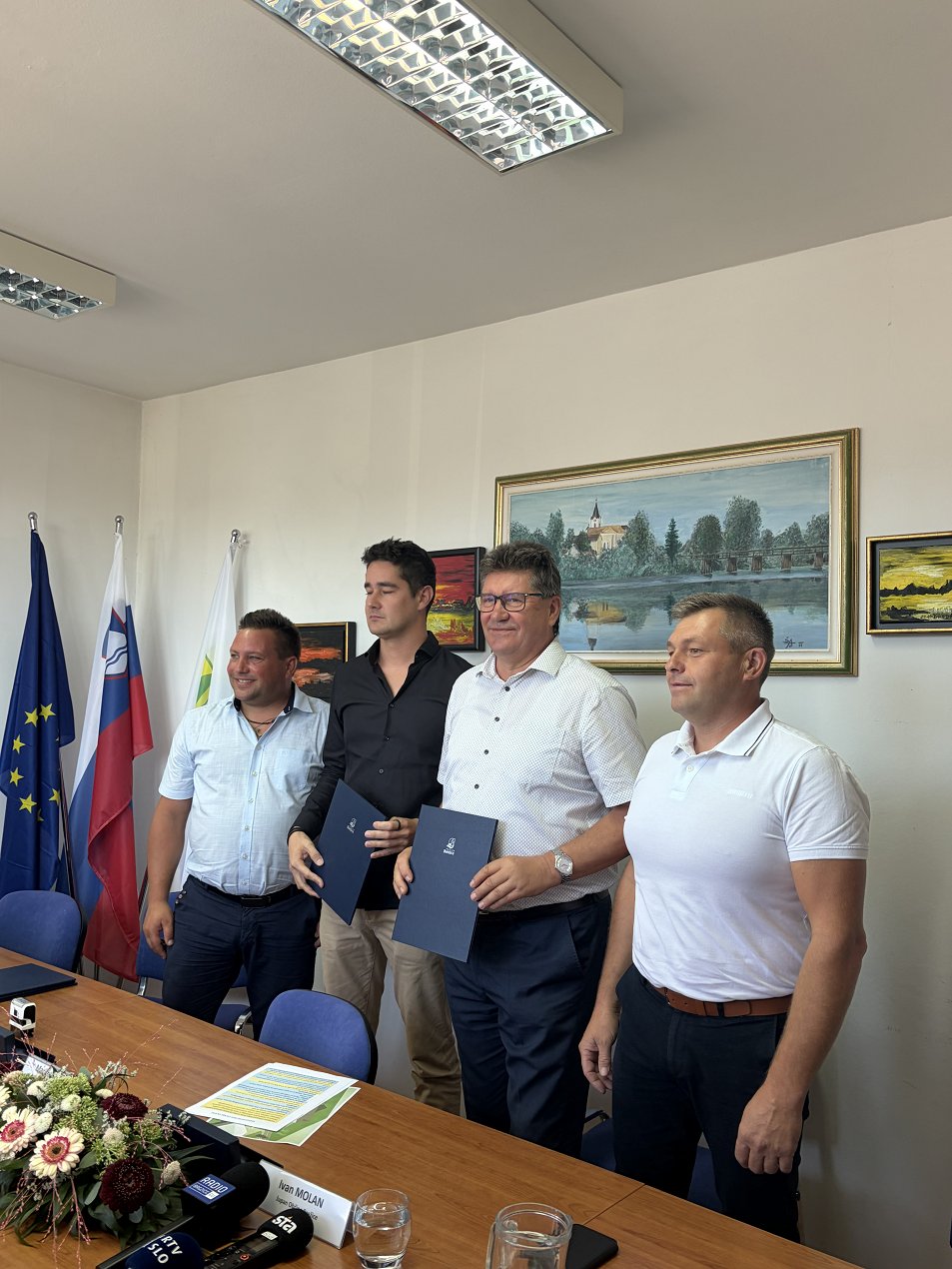 Podpis_pogodbe_za_ve__namenski_dom.jpeg